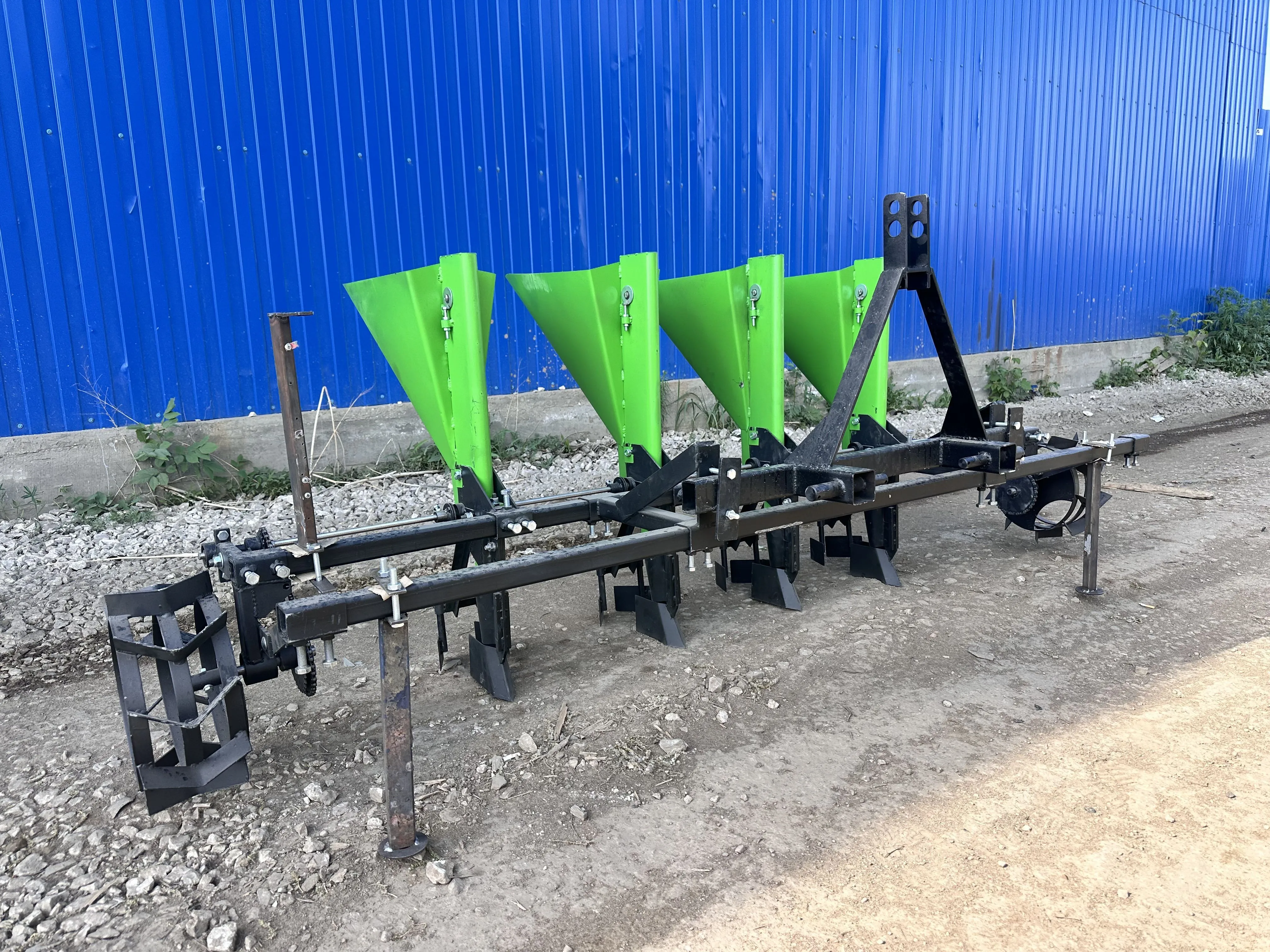 Чеснокосажалка (сеялка чеснока) четырехрядная